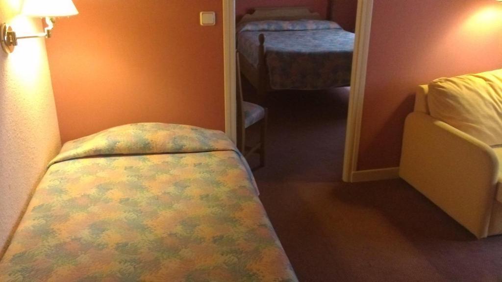 La Fleur De Lys Hotel Cormatin Kamer foto